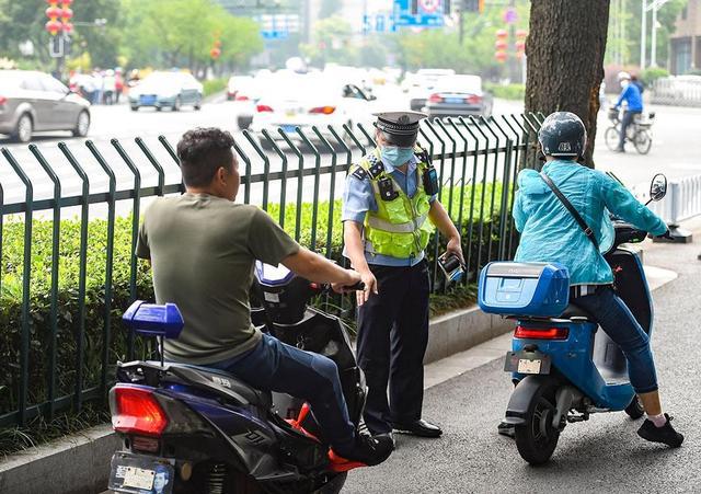 电动车带头盔最新消息及其深远影响